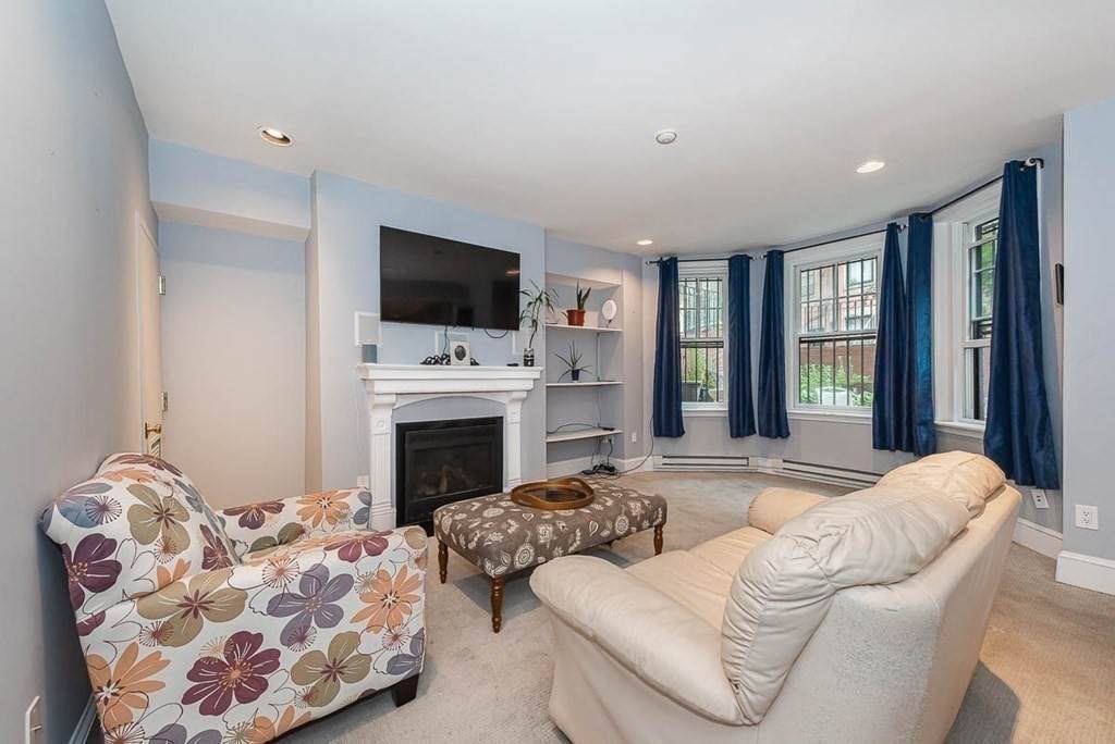 434 Marlborough St - Photo 1
