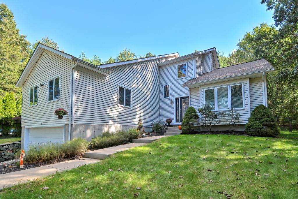 15 Holbrook Ln - Photo 1