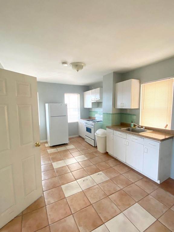 527 E 7th Street - Photo 1