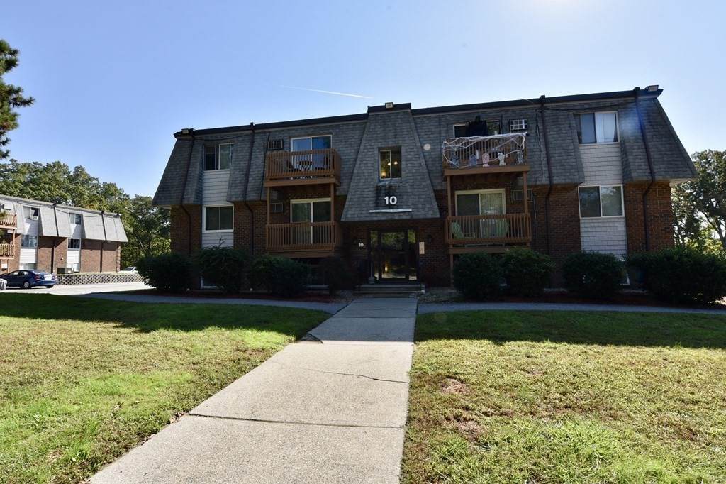 10 Hazelwood Ave - Photo 1