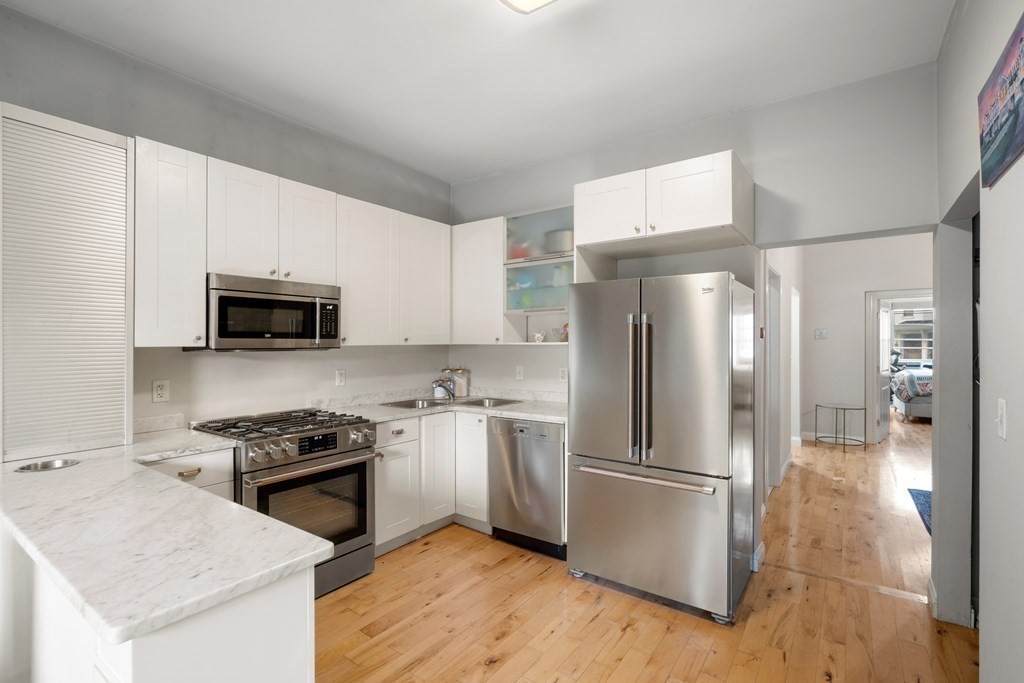 281 Webster St - Photo 1