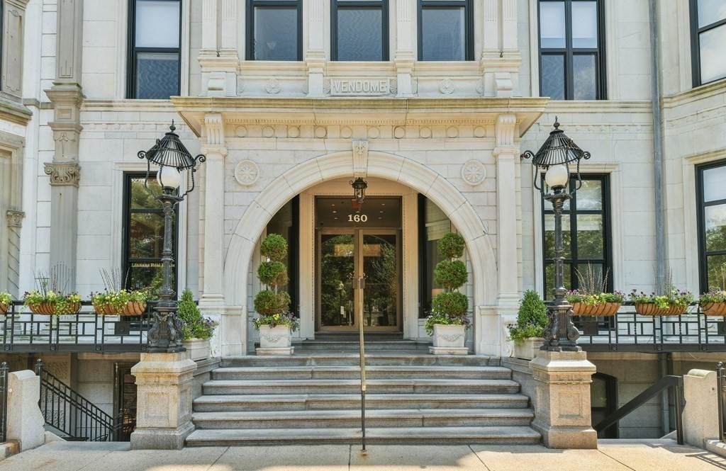 160 Commonwealth Ave - Photo 1