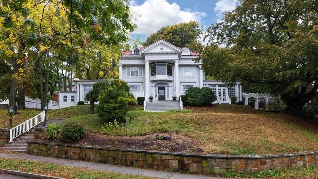 85 Commonwealth Ave - Photo 1