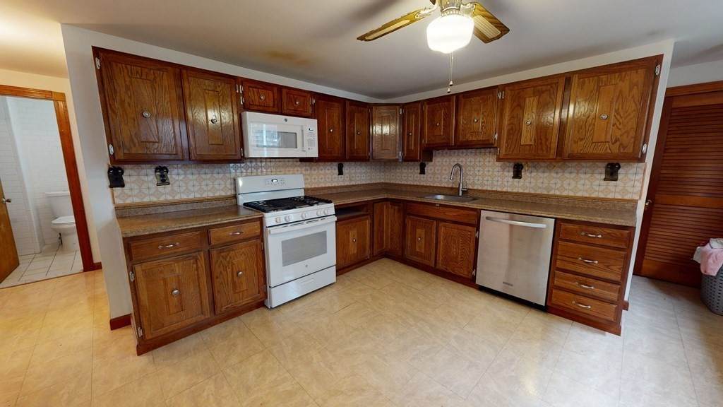42 Clarendon Ave - Photo 1