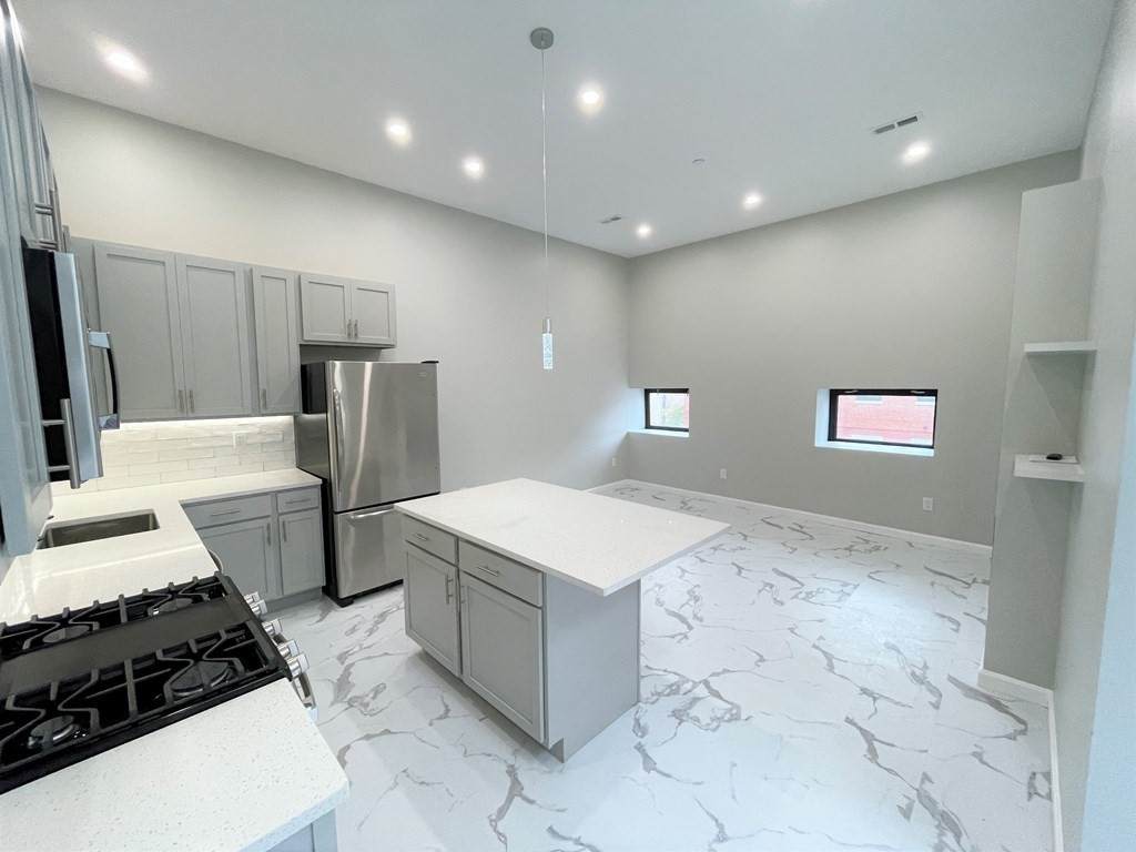 225-235 Essex Street - Photo 1