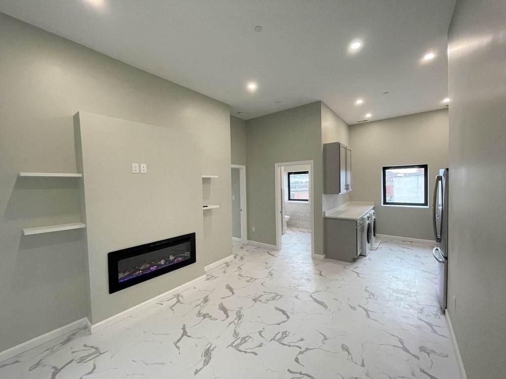 225-235 Essex Street - Photo 1
