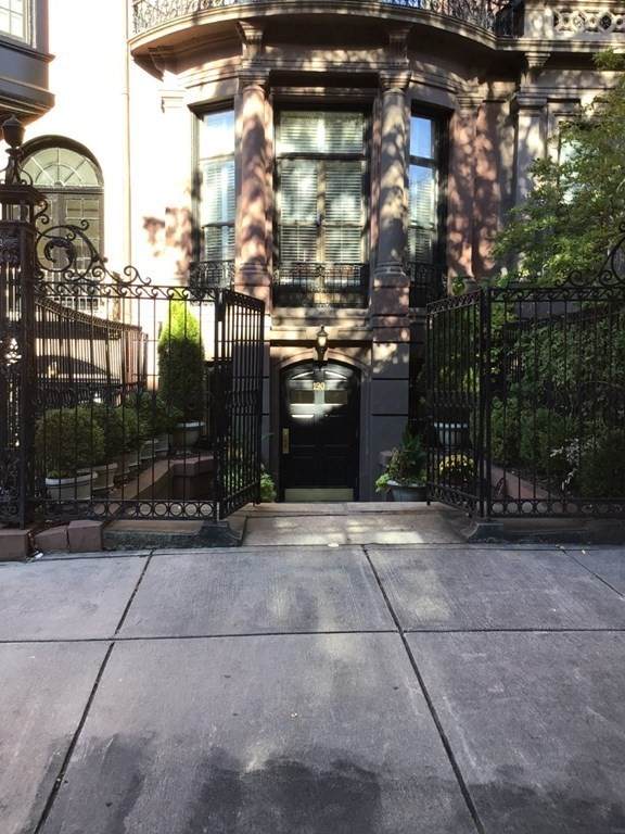 190 Beacon - Photo 1
