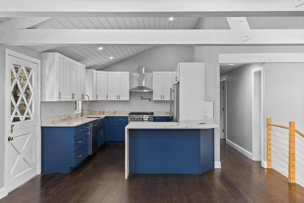 8 Edgewater Dr - Photo 1