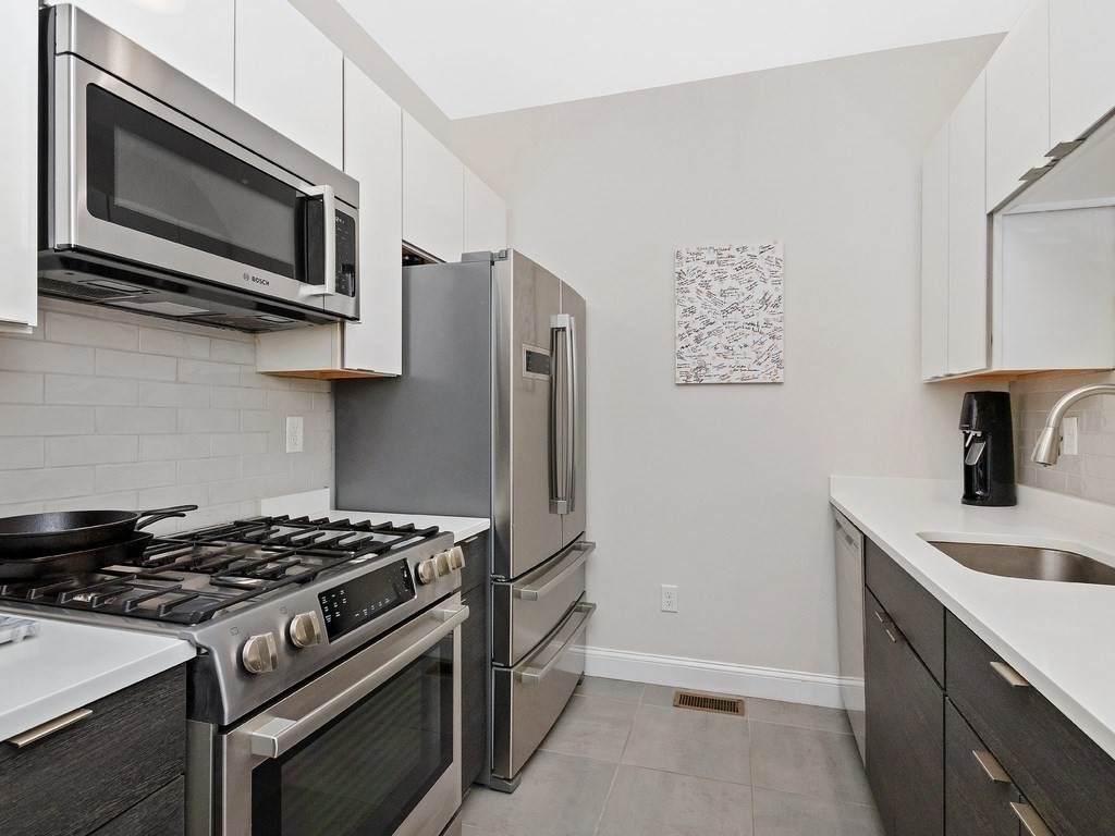 1022 Hancock St - Photo 1