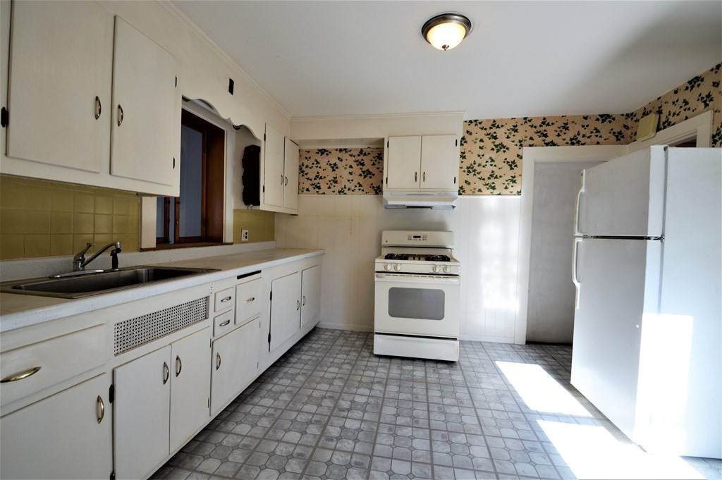 334 River St - Photo 1