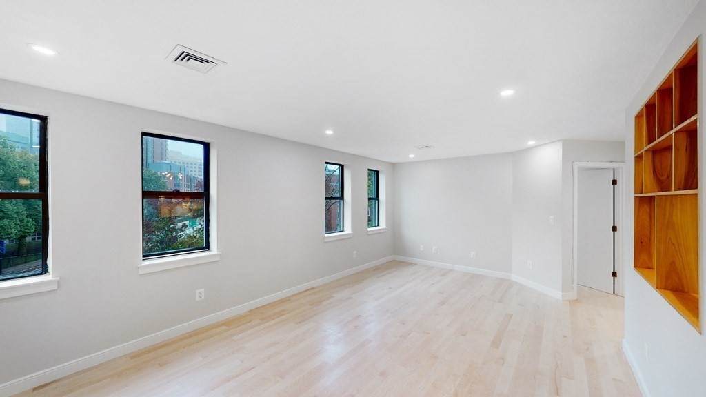 100 Riverway - Photo 1