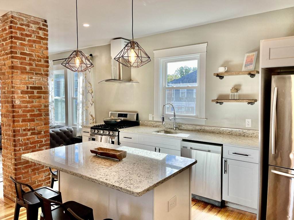828 Charles St - Photo 1