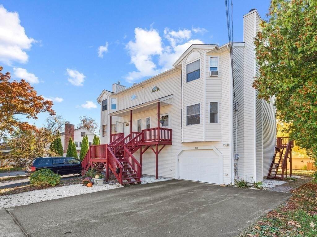 136 Commonwealth Ave - Photo 1