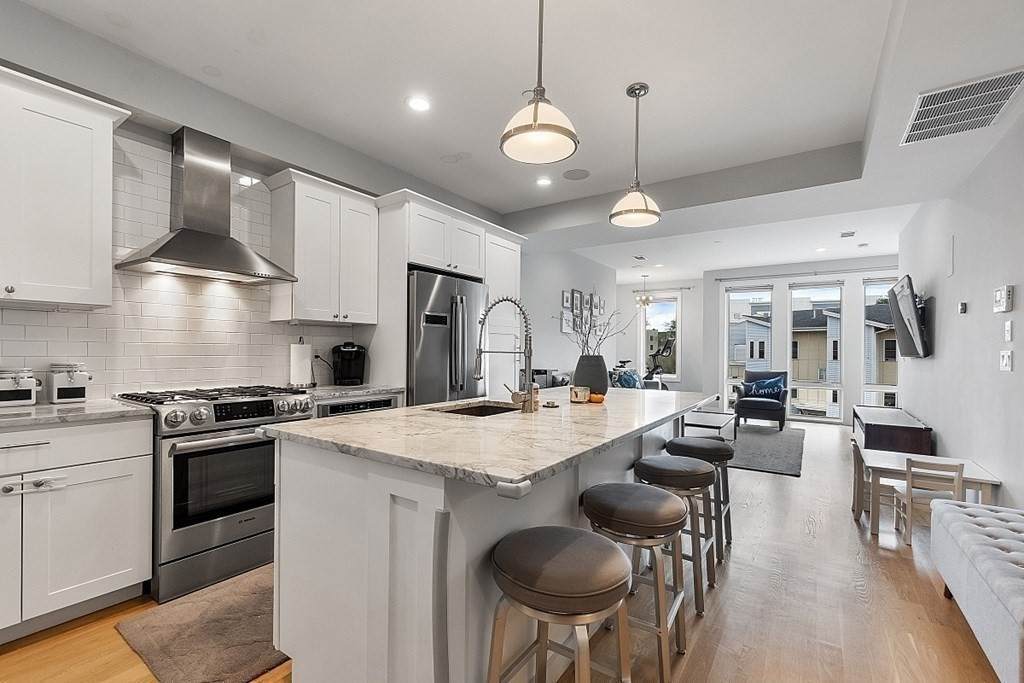 275 Old Colony Ave - Photo 1