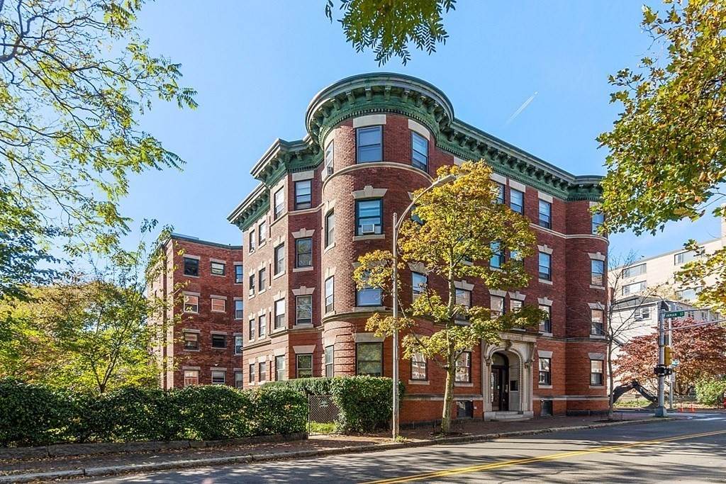 276 Harvard St - Photo 1