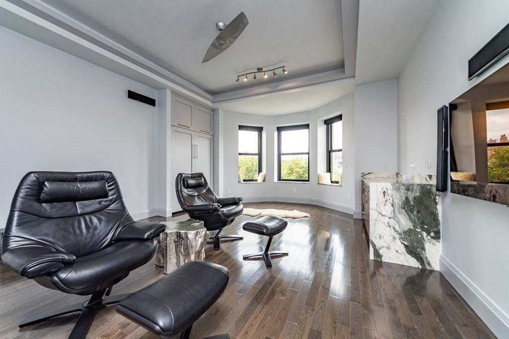 160 Commonwealth - Photo 1