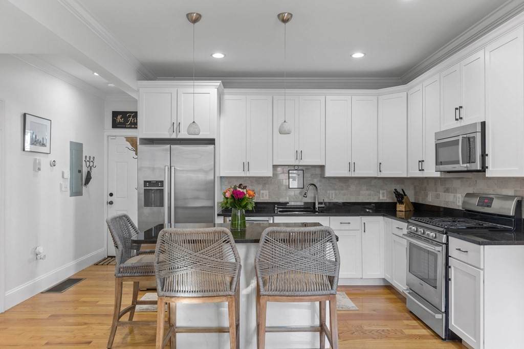 607 E 5th St - Photo 1
