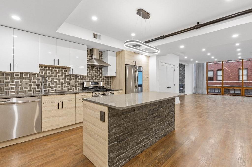 17 Kearney Sq - Photo 1