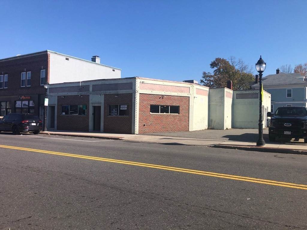 592 Moody - Photo 1