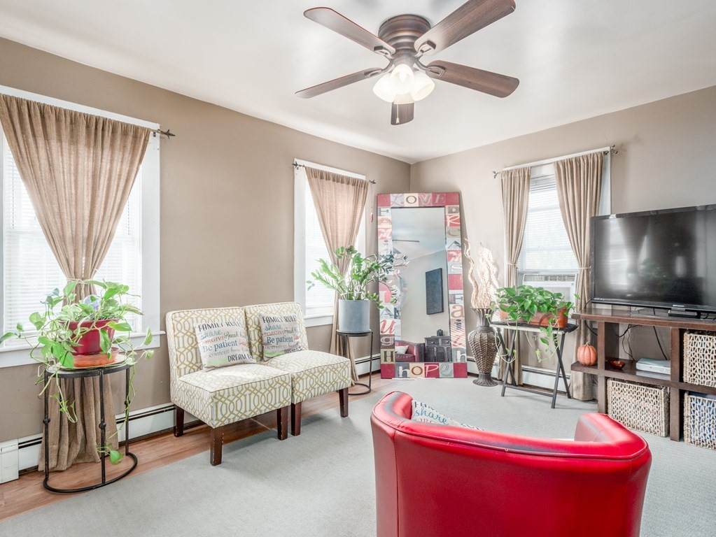 409 Danforth - Photo 1