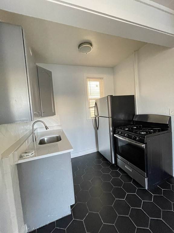 301 Hancock St - Photo 1