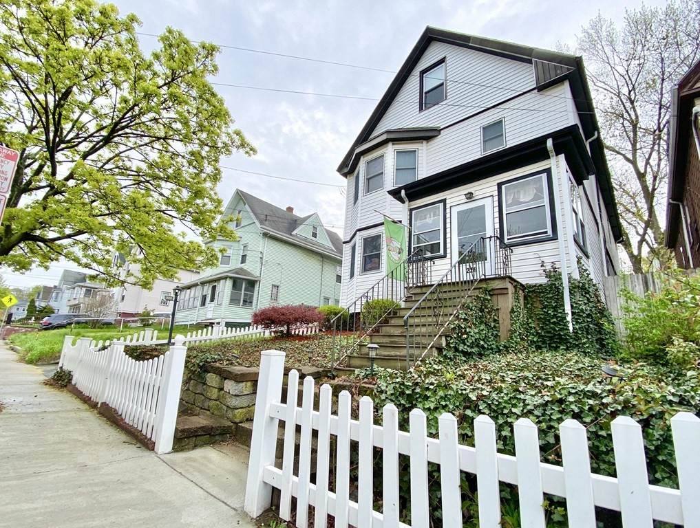 220 Webster Ave - Photo 1