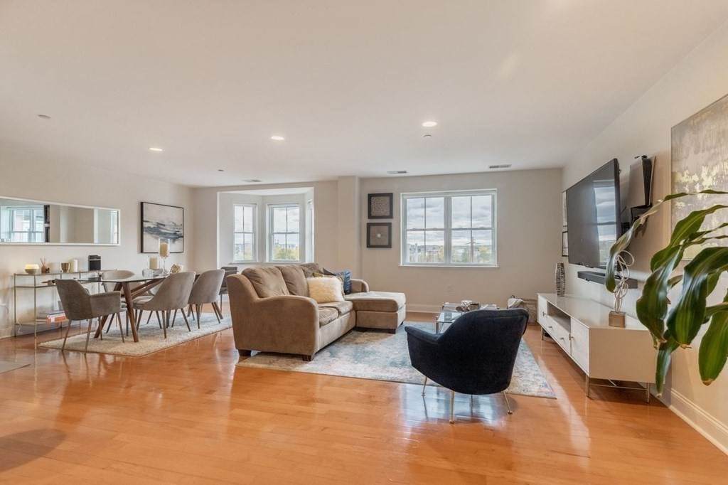 120 Wyllis Ave - Photo 1