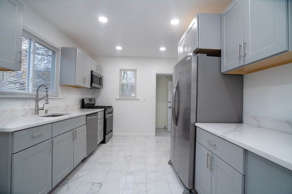 121 Linwood St - Photo 1