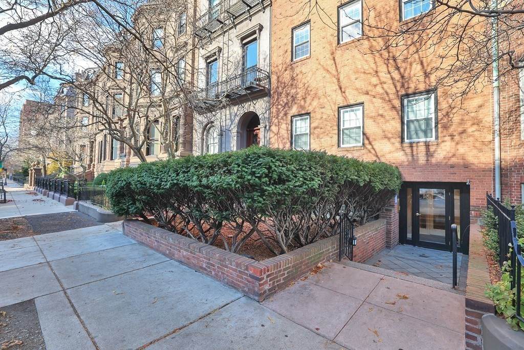 122 Beacon St - Photo 1