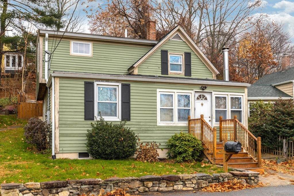 286 Woodlawn St - Photo 1