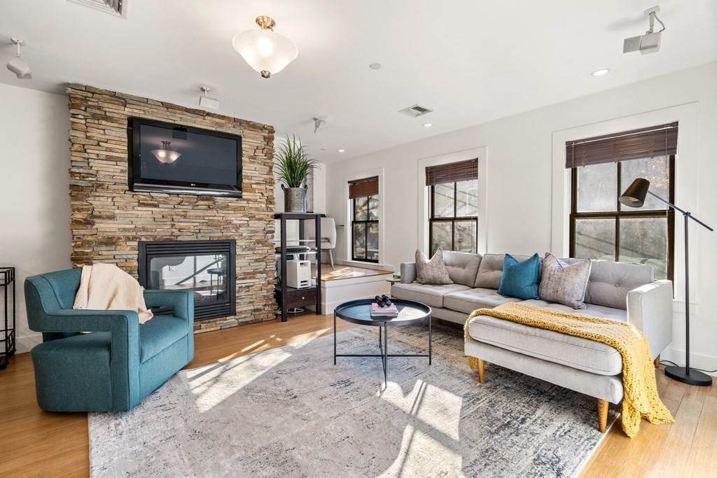103 Russell - Photo 1