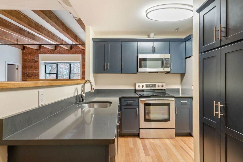 33 Sleeper St - Photo 1