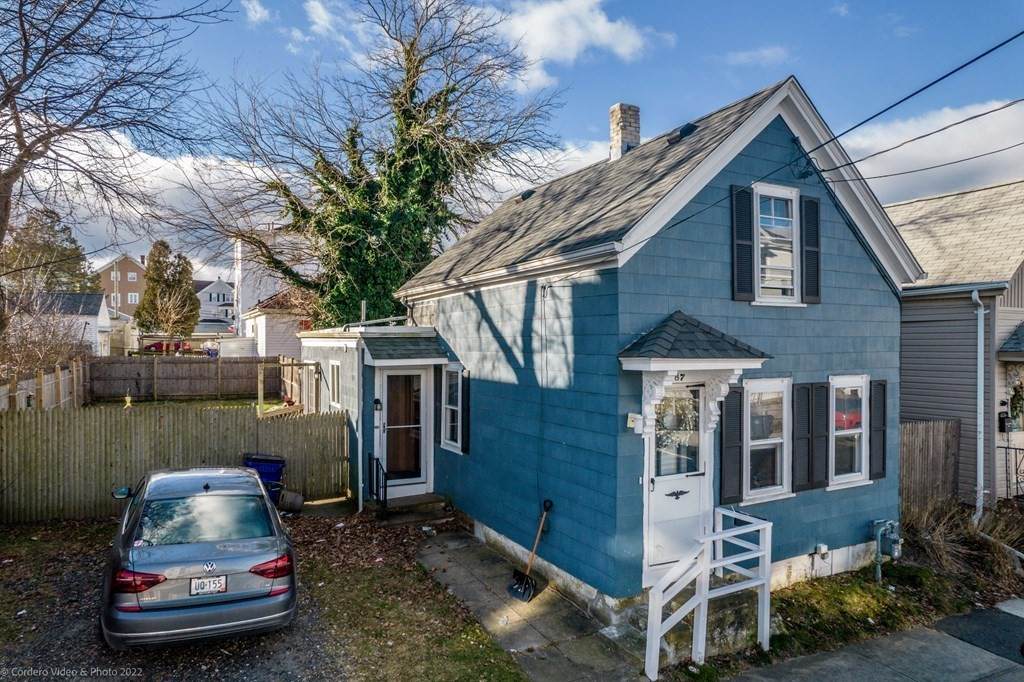 587 Slade St - Photo 1