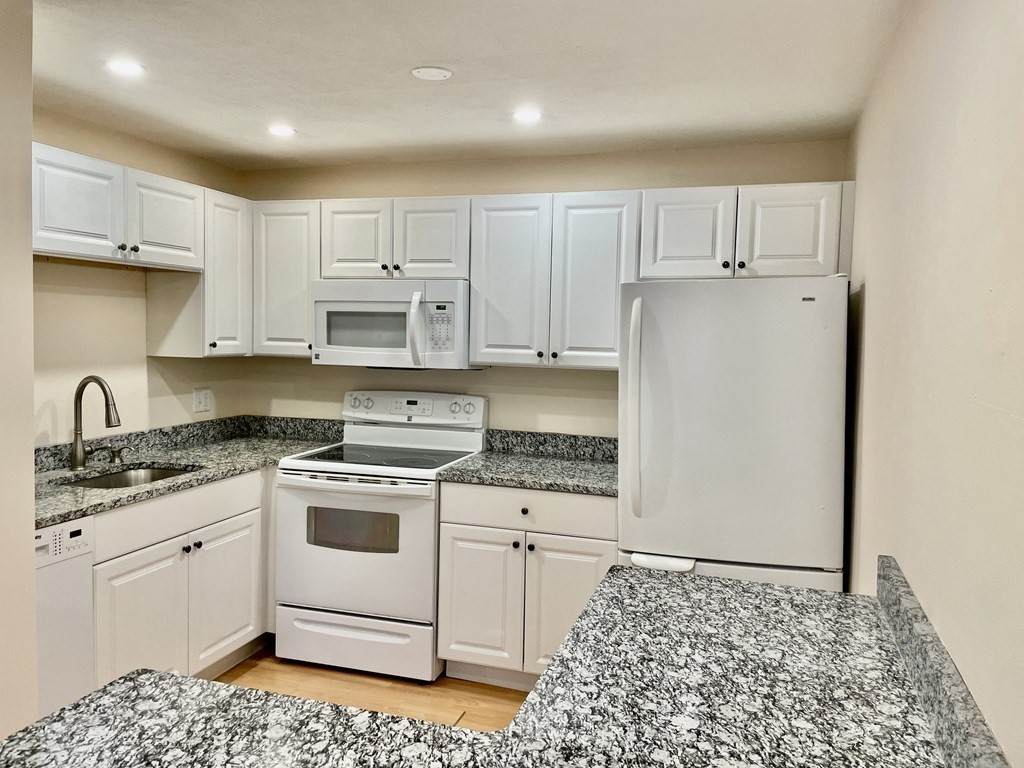 100 Fountain Ln - Photo 1
