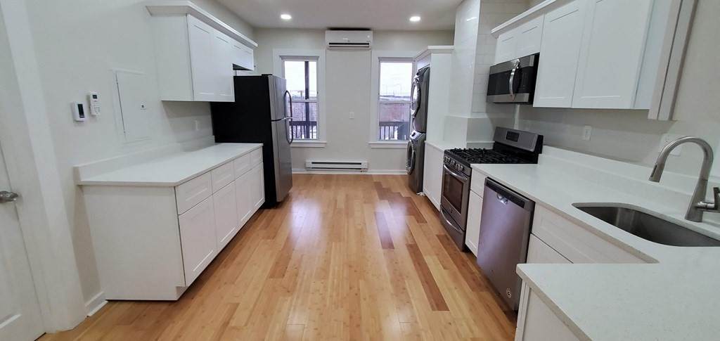 233 Chelsea St - Photo 1