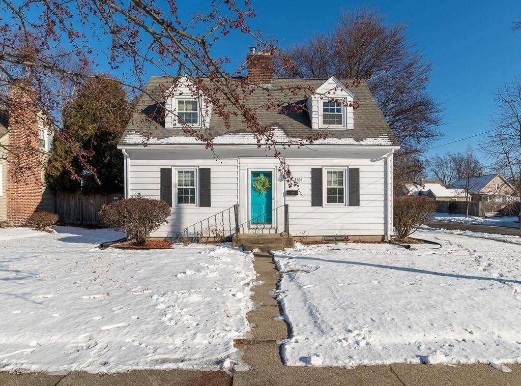 301 Gillette Ave - Photo 1