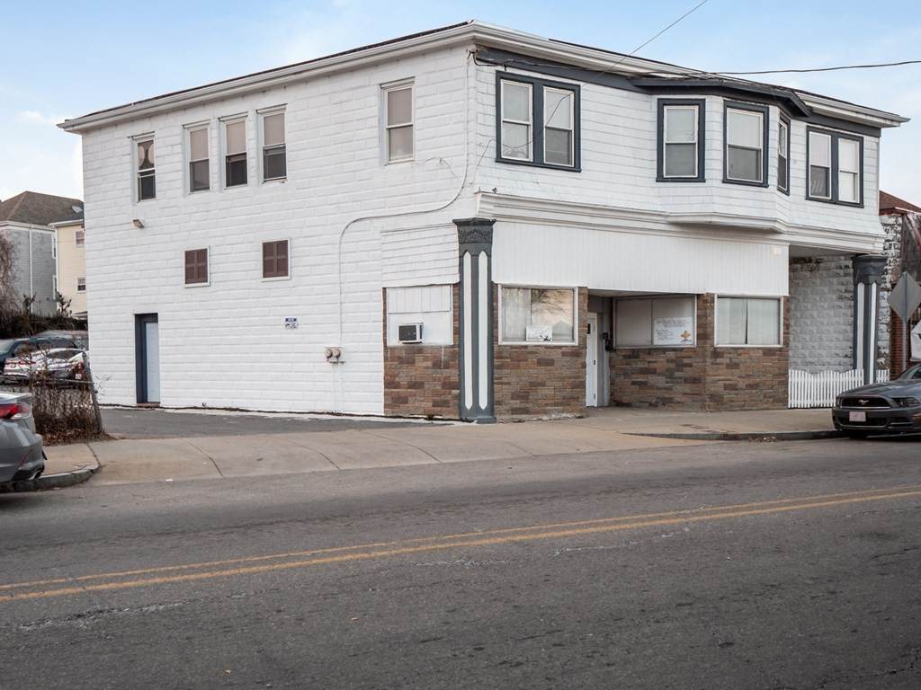 421-423 Belleville Ave - Photo 1