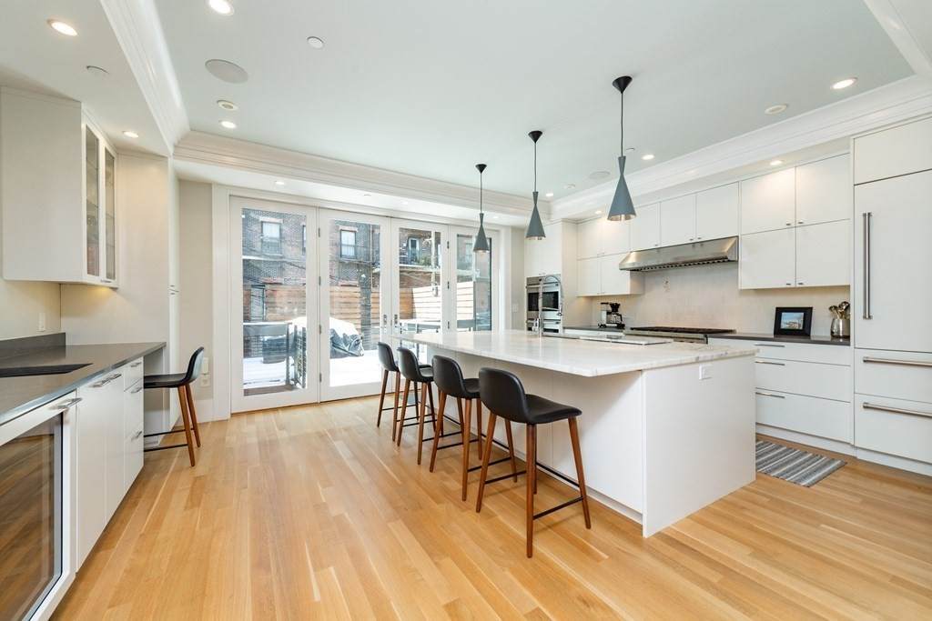 196 W Springfield St - Photo 1