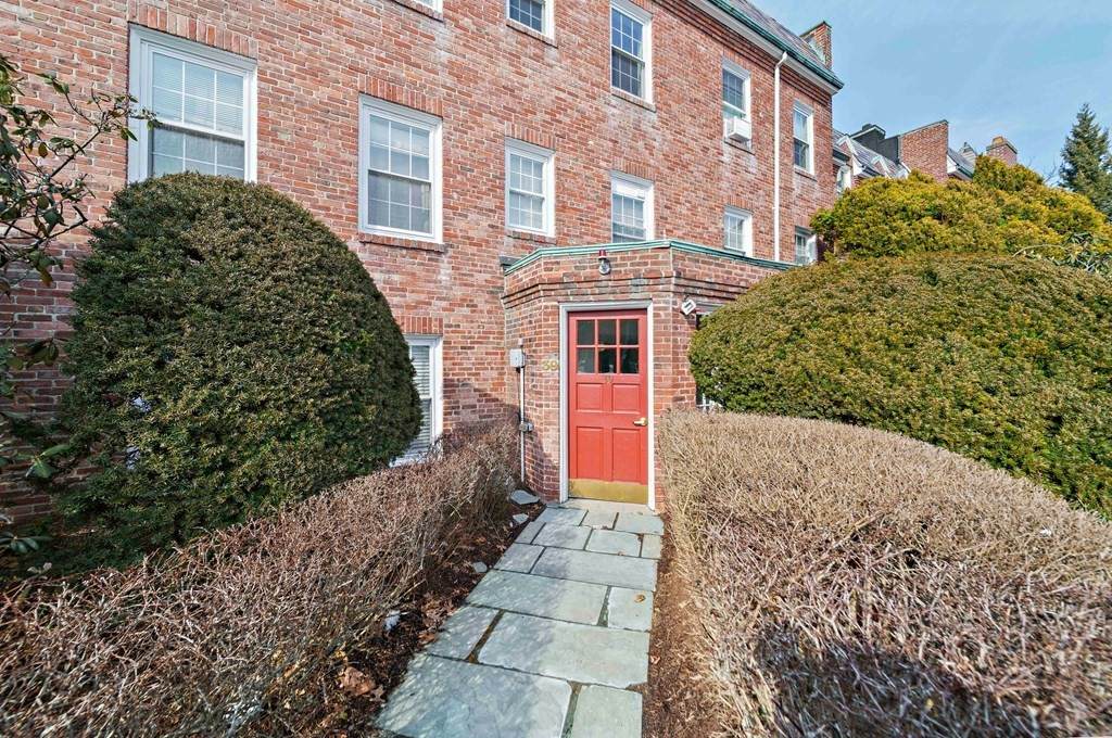 39 Commonwealth Ave - Photo 1