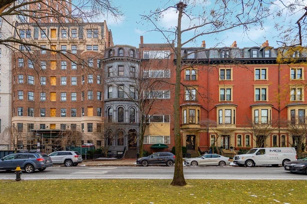18 Commonwealth Avenue - Photo 1