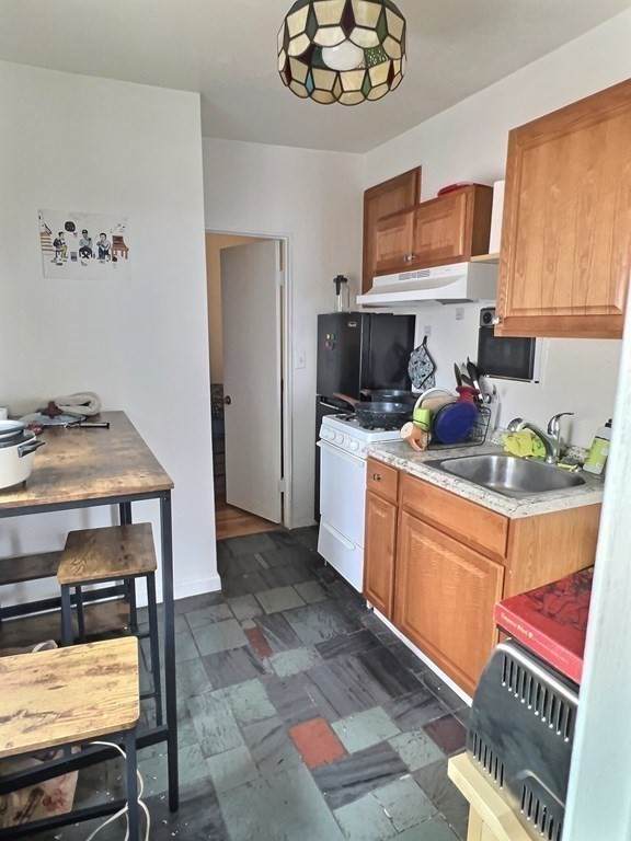 261 W Newton - Photo 1