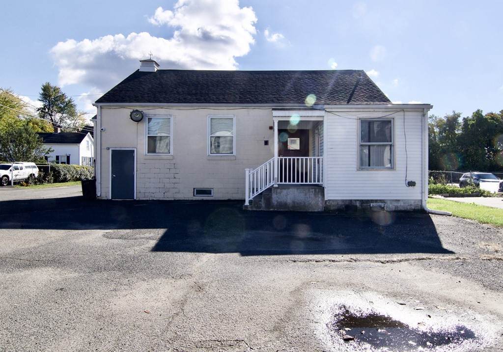 9 Willard Ave - Photo 1