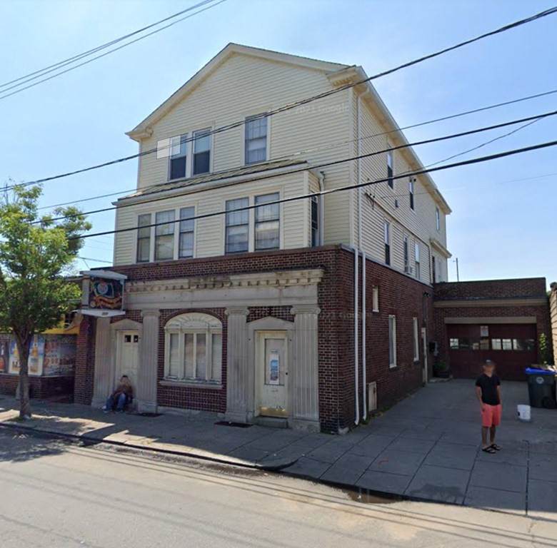 305 Pocasset Ave - Photo 1