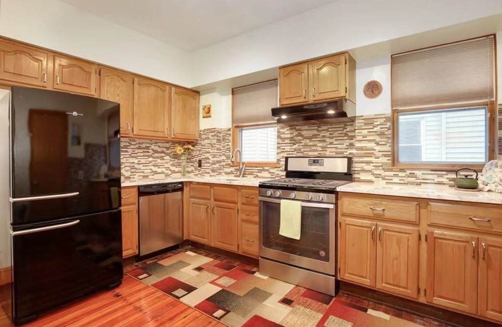 558 Washington St - Photo 1