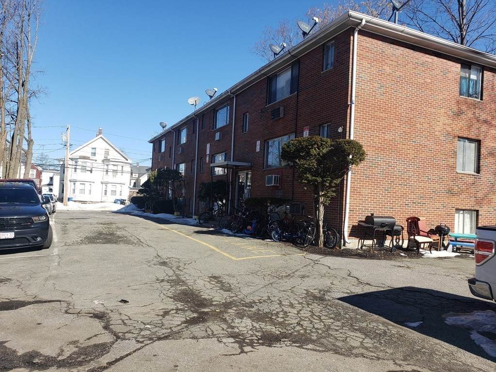 73 Robbins St - Photo 1
