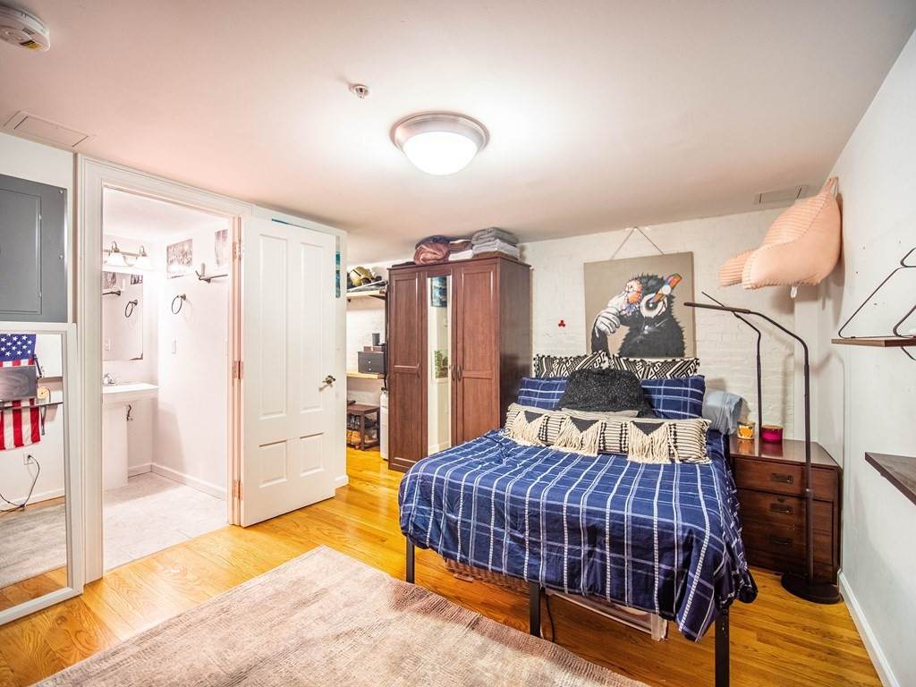 31 Massachusetts - Photo 1