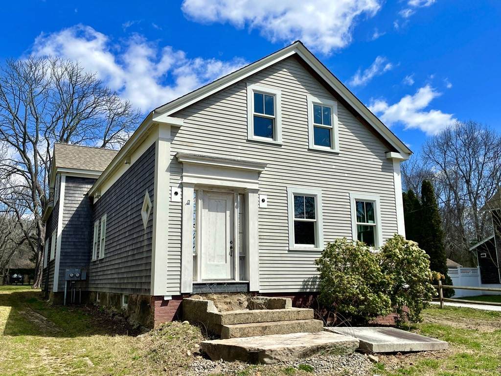 569 Elm St - Photo 1