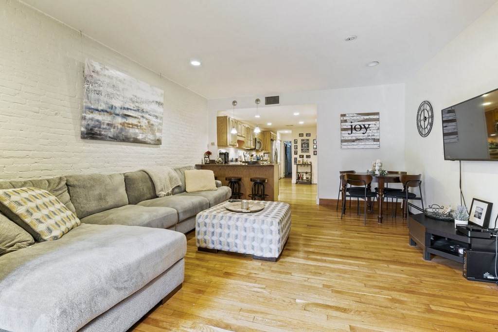 318 Commonwealth Ave - Photo 1