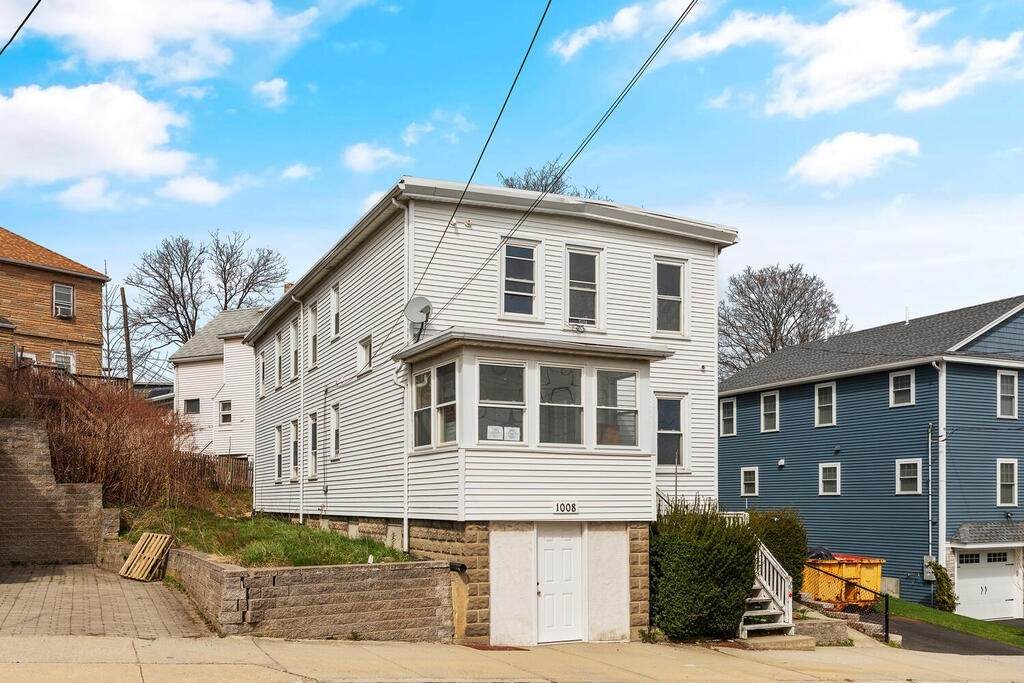 1008 Winthrop - Photo 1