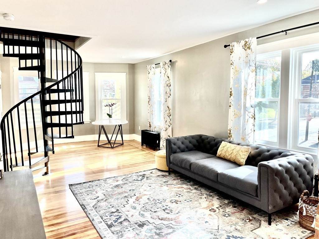 828 Charles St - Photo 1